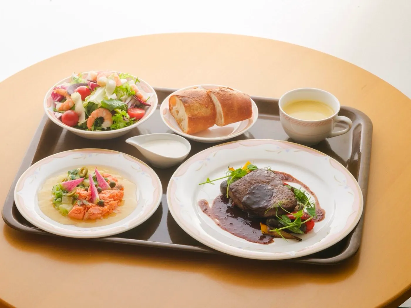 身原病院のお祝い膳。牛フィレ肉のグリル赤ワインソース、サーモンと野菜のマリネ、海老と季節野菜のカクテルサラダ、自家製バゲット、コーンポタージュのコース仕立て